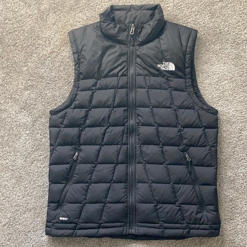 MEN’S TNF 550 DOWN VEST SIZE MED